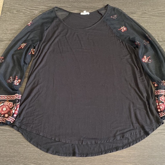 Maurice’s crewneck blouse. Long semi-sheer sleeves. Black. Size XXL. - Picture 14 of 16